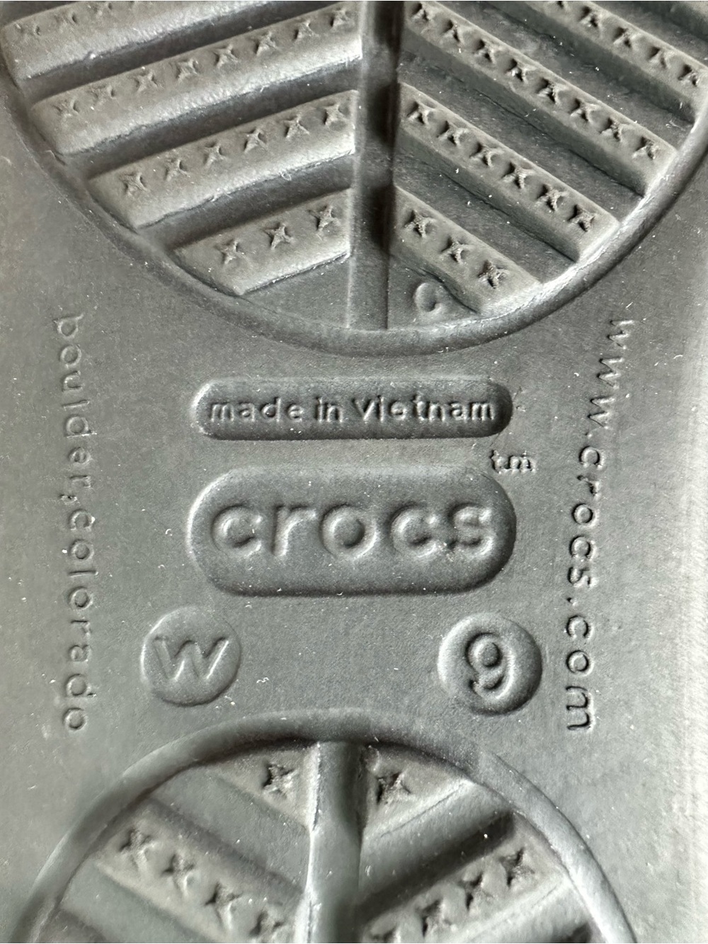 CROCS Women’s Sanrah Beveled Hammered Silver Circle Flat Black Sandals  9 - Picture 8 of 8